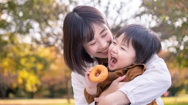 Mãe com criança no parque