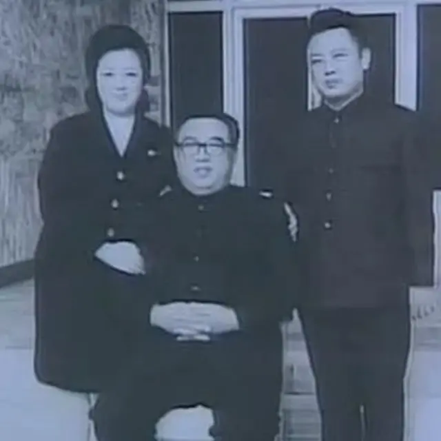 1970களில் கிம் கேயோங்குடன் கிம் இல் சங் (நடுவில்) மற்றும் கிம் ஜாங்-இல்