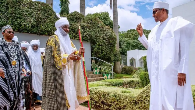 Shugaba Buhari yana jinjina tare da gaisawa da Sarkin Kano Muhammadu Sanusi II