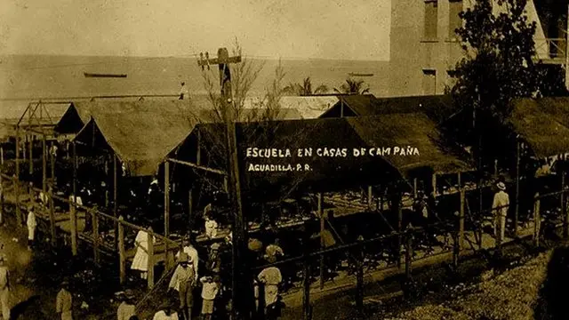 Escuela improvisada en casas de campaña en Aguadilla.