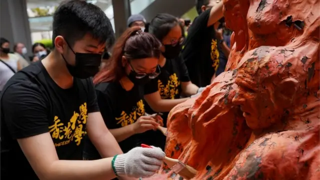 동상을 닦고 있는 대학생들