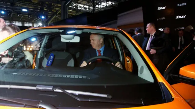 Губернатор Самарской области Николай Меркушкин (на первом плане) на торжественной церемонии запуска производства новой модели АвтоВАЗа LADA X-Ray в Самаре