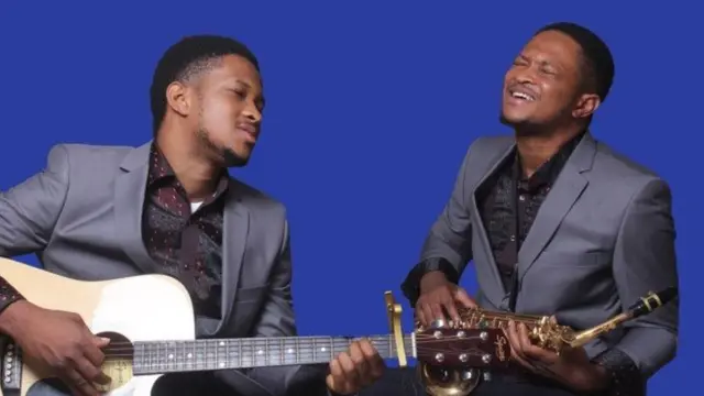 Aworan Lawrence ati Ibeji rẹ ti wọn n jijọ n kọrin