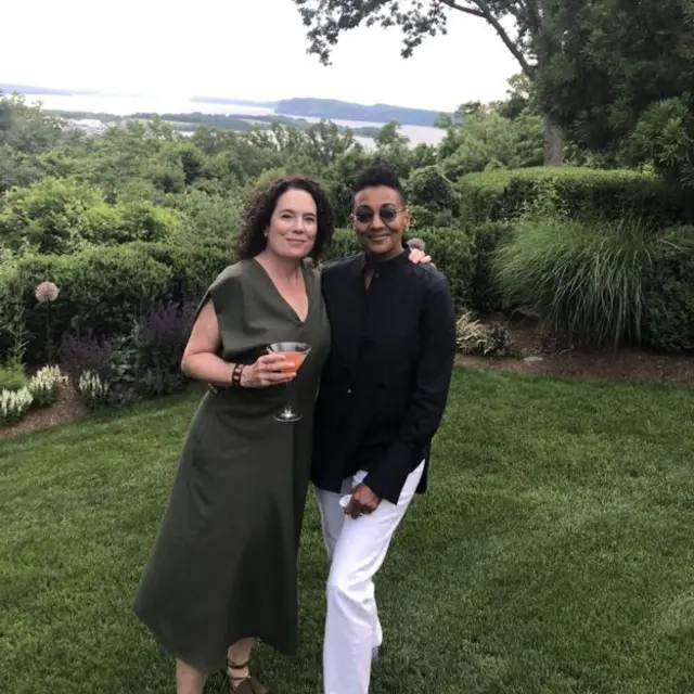 Crawford (iburyo) ubu afite umugore babana nk'abashakanye