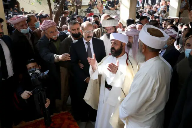 الشيخ علي الياس خلال مراسم أداء القسم في معبد لالش، كراد في 18 نوفمبر/تشرين الثاني 2020.