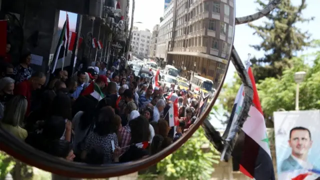 در دمشق برای رای دادن صفهایی شکل گرفته است