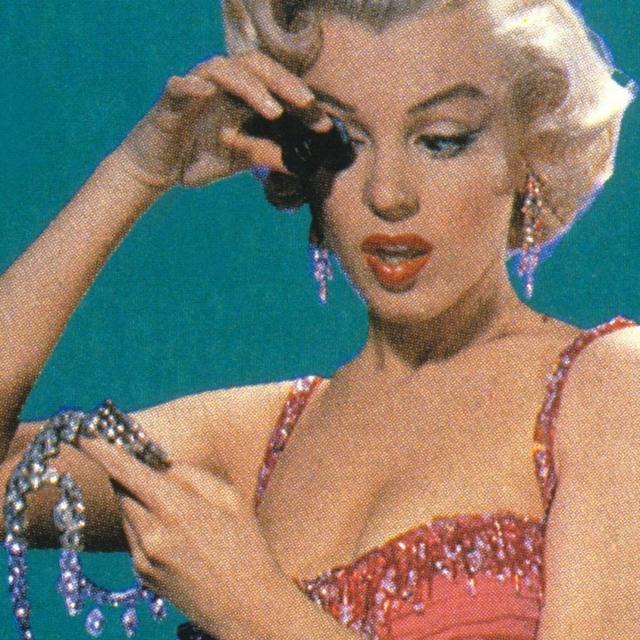 La actriz estadounidense Marilyn Monroe (1926-1962), interpretando el papel de Lorelei Lee, en una escena del film 'Los caballeros las prefieren rubias', dirigida por Howard Hawks, 1953.