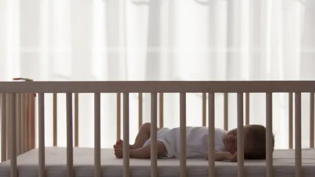 Bebé duerme en una cuna
