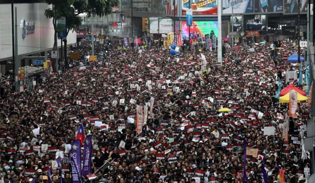 Бийлик кырдаалды атайын курчутуп жатат деп, "сырткы күчтөрдү" айыптады