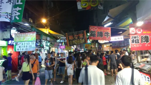 面對他們認為的"低薪"，台灣許多年輕人選擇像夜市擺攤之類的方式自行創業。