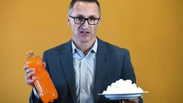 ริชาร์ด ดินาตาเล หัวหน้าพรรคกรีนส์ของออสเตรเลีย ประกาศจะเสนอให้เก็บภาษีเครื่องดื่มที่มีน้ำตาลก่อนการเลือกตั้งปี 2016