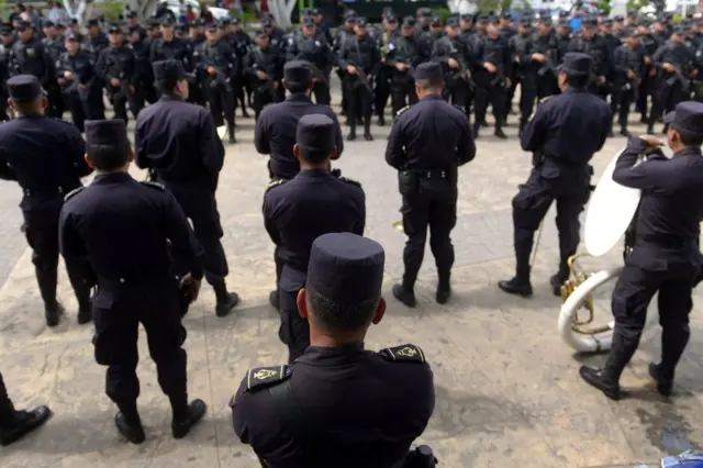 Miembros de la Policía Nacional Civil (PNC) de El Salvador en Apopa el 6 de julio de 2016.