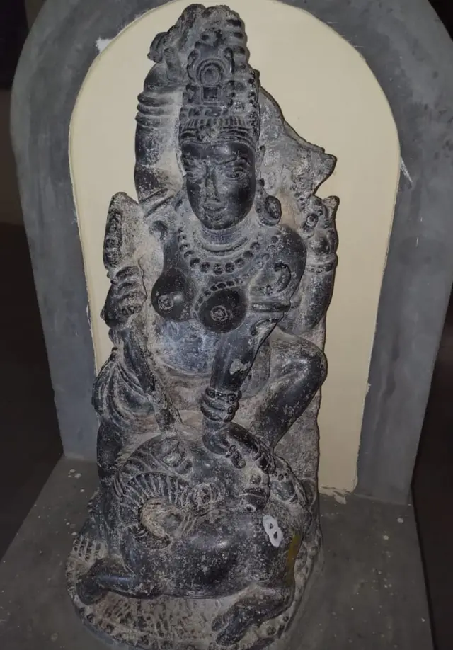 తవ్వకాల్లో లభించిన శిల్పం