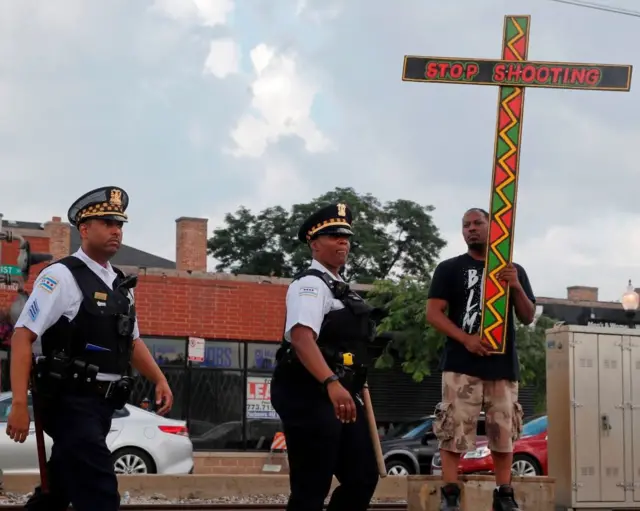 Un hombre protesta ante la Policía.