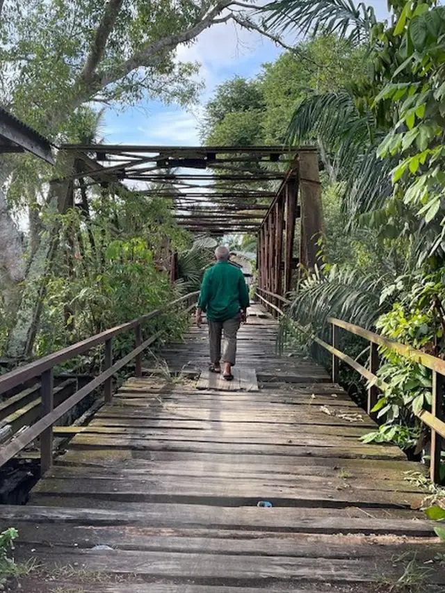 Setiady di atas bekas jembatan kereta api di kota Idi, Aceh.