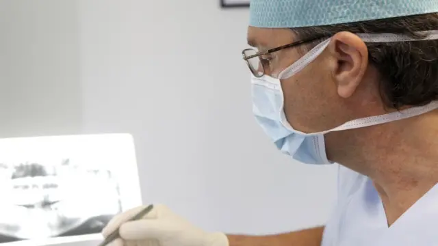 Лекар са маском