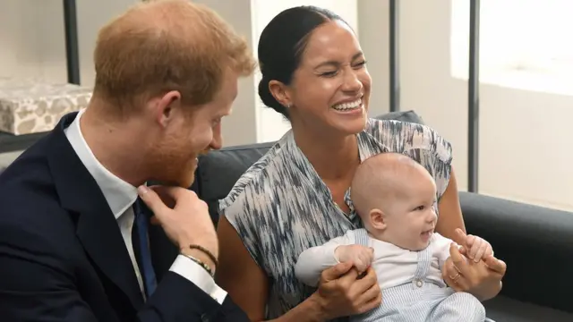 Harry e Meghan com o filho Archie