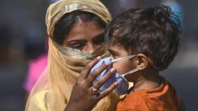 महिला आणि तिचा मुलगा