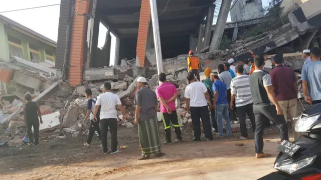 Depremde yıkılan bir bina