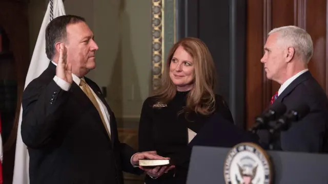Mike Pompeo jura el cargo de director de la CIA
