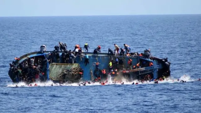 قارب يحمل لاجئين