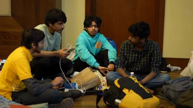 बंकरमध्ये असलेले विद्यार्थी