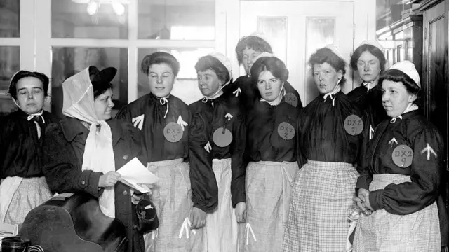 Флора Драммонд инструктирует суфражисток, одетых в тюремные робы, 1908-й год