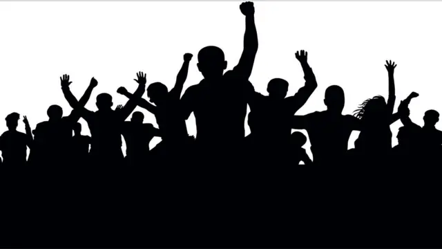 Siluetas de un grupo de personas enardecidas