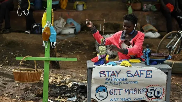 Les masques faciaux sont devenus une source de revenus en Afrique