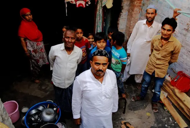 পি কুরেশির পরিবারের সদস্য ১০ জন, তার আয়ের ওপরেই সবাই নির্ভরশীল।