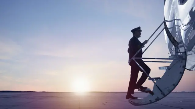 Piloto subiendo a un avión