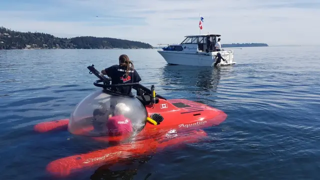 Submarino na superfície do mar, ao ladofutebol e casa de apostasum barco