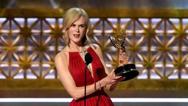 Nicle Kidman dey give speech for award