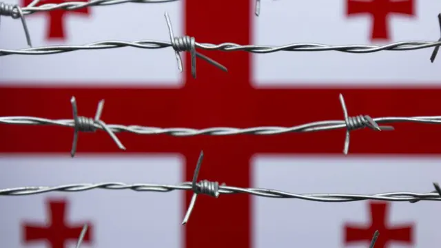 Gruzinskiй flag na fone kolюčeй provoloki - stokovoe foto