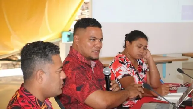 Simon Kofe (au centre sur l'image), a souligné que son pays cherche des voies alternatives dans le droit international pour obtenir une compensation.