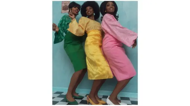 Oju oge aye atijọ ninu aṣọ ẹbi wọn