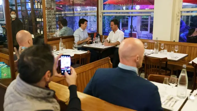 Kanada Başbakanı Justin Trudeau ve Mark Rutte cam kenarında yemek yiyor