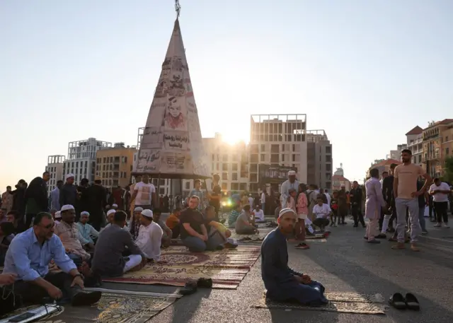 د لبنان په بېروت کې ځايي اوسېدونکي د اختر له لمانځه وروسته یو بل ته د اختر مبارکۍ ورکوي.