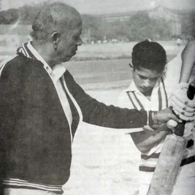 કોચ સાથે પ્રૅક્ટિસ કરતો સચિન