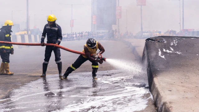 Wazima moto kwenye Daraja la Eko, Lagos, Nigeria - Jumatano 23 Machi 2022