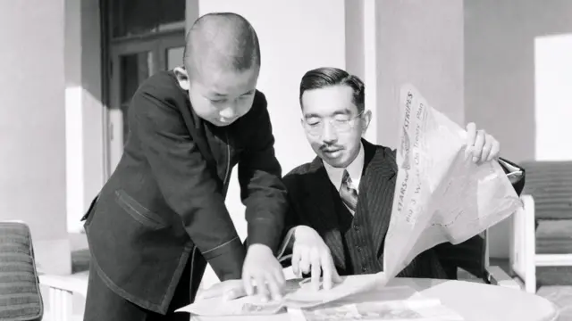 Hirohito e o então príncipe Akihito