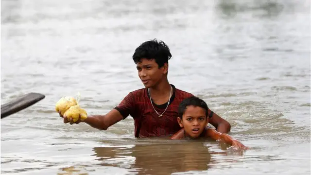 ত্রাণ নিতে এসেছেন দুই শিশু।