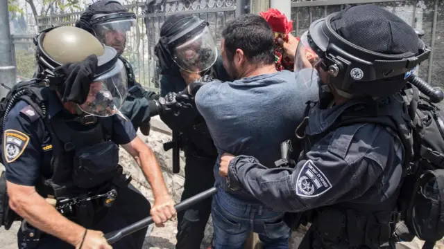 الاحتفال بإزالة البوابات الإلكترونية