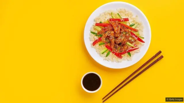 Les micro-ondes doivent être utilisés pour réchauffer les aliments, et non pour les cuire, mais il est préférable de ne pas réchauffer le même repas plus d'une fois - en particulier le riz