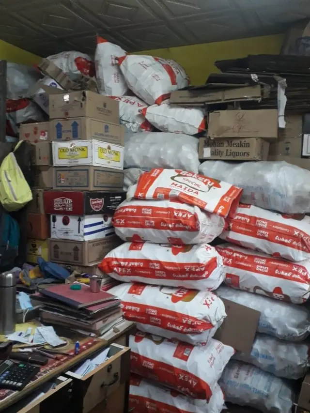 அடுக்கி வைக்கப்பட்டுள்ள பாட்டில்கள்