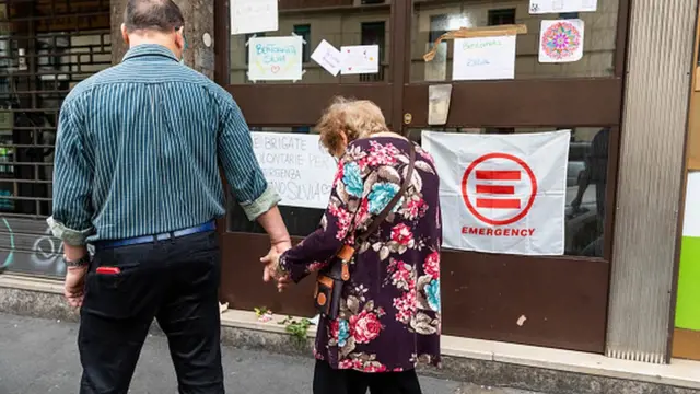 Gurigeeda hortiisa waxaa lagu xardhay fariimo taageero loogu muujinayo Silvia Costanza