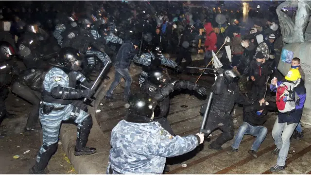 После отказа от ассоциации с ЕС Янукович получил в Москве кредит, а в Киеве - Евромайдан