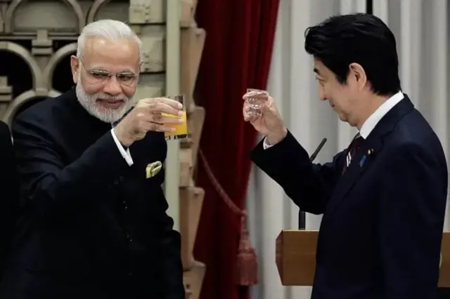 મોદી જાપાનના પ્રવાસે હતા ત્યારે રાત્રિભોજન માટે શિન્ઝો એબેએ એમને પોતાના પૈતૃક ઘરે ખાસ દાવત આપી હતી, અન્ય કોઈ વિદેશી રાષ્ટ્રાધ્યક્ષને આ પહેલાં જાપાનમાં આવું સન્માન નથી મળ્યું