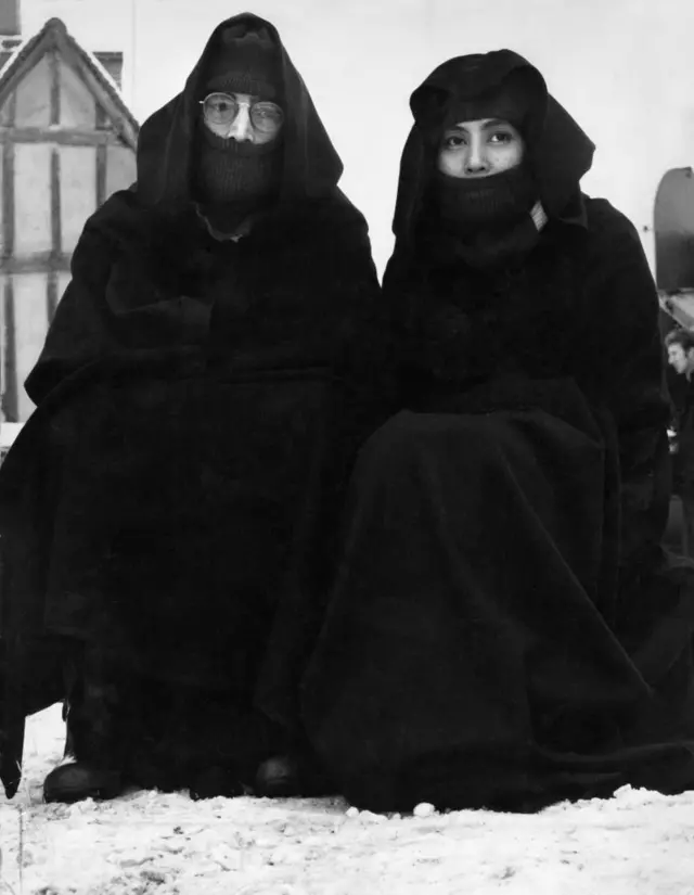 Джон и Йоко во время хэппенинга, который они устроили 6 декабря 1969 года в деревне Лавенхэм в графстве Саффолк. Кадры из этого хэппенинга вошли в видеоклип к песне "Isolation".