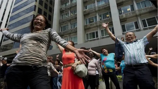 Gruposlotsstaridosos dança na ruaslotsstarSP